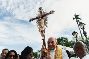 Salvador, Bahia, Brezilya - 27 Aralık 2019: Birçok Katolik inananın, Bahia 'nın Salvador kentindeki Bonfim kilisesinde İsa' nın haçına dokunduğu görüldü..