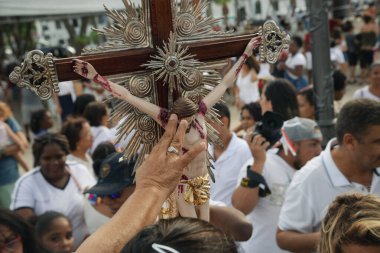 Salvador, Bahia, Brezilya - 27 Aralık 2019: Katolikler Salvador, Bahia 'daki Bonfim kilisesinde İsa' nın resmine dokunurken görüldü..