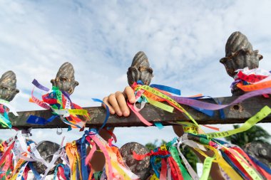 Salvador, Bahia, Brezilya - 27 Aralık 2019: Katolikler renkli kurdeleleri Salvador, Bahia 'daki Sinyor do Bonfim Kilisesi' nin kapısında hediye olarak bağlarken görüldü..