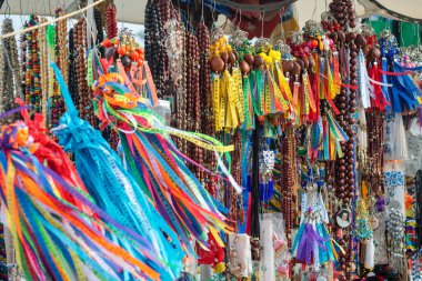 Salvador, Bahia, Brezilya - 27 Aralık 2019: Senhor do Bonfim 'in Bahia, Salvador' daki Bonfim kilisesinde satılık hatıralarının görüntüsü.