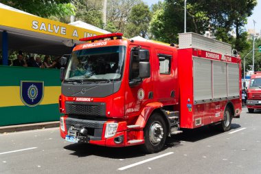 Salvador, Bahia, Brezilya - 07 Eylül 2024: Brezilya Bağımsızlık Günü 'nde Bahia' nın Salvador kentinde bir itfaiye aracı yürüyüş yaparken görüldü.