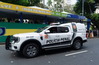 Salvador, Bahia, Brezilya - 07 Eylül 2024: Brezilya 'nın Salvador kentinde düzenlenen Bağımsızlık Günü geçit töreninde beyaz bir Bahia Cezai Polis arabası görüldü.