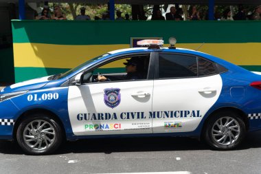 Salvador, Bahia, Brezilya - 07 Eylül 2024: Brezilya 'nın Bahia kentinde düzenlenen Bağımsızlık Günü geçit töreninde belediye sivil muhafız arabası görüldü.