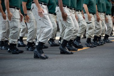 Salvador, Bahia, Brezilya - 07 Eylül 2024: Brezilya Bağımsızlık Günü 'nde ordu askerleri ayakta görülüyor. Bahia, Salvador şehri..