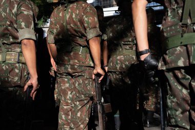 Salvador, Bahia, Brezilya - 07 Eylül 2024: Brezilya Bağımsızlık Günü 'nde ordu askerleri ayakta görülüyor. Bahia, Salvador şehri..