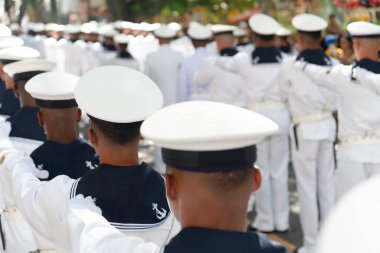 Salvador, Bahia, Brezilya - 07 Eylül 2024: Brezilya 'nın Bahia kentindeki Salvador kentinde düzenlenen bağımsızlık kutlamaları sırasında donanma personeli görev başında görüldü..