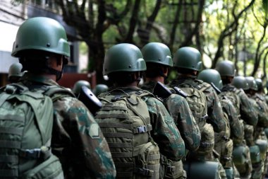 Salvador, Bahia, Brezilya - 07 Eylül 2024: Ordu askerleri Brezilya 'nın Bahia kentindeki Salvador kentinde düzenlenen bağımsızlık kutlamalarında yürürken görüldü.