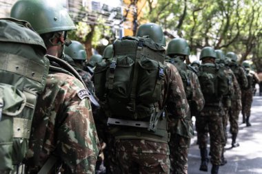 Salvador, Bahia, Brezilya - 07 Eylül 2024: Ordu askerleri Brezilya 'nın Bahia kentindeki Salvador kentinde düzenlenen bağımsızlık kutlamalarında yürürken görüldü.