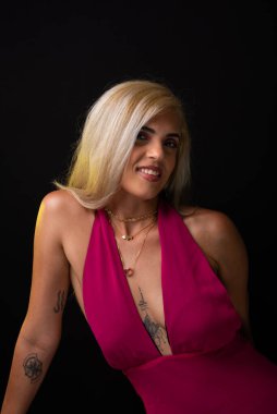 Salvador, Bahia, Brezilya - 18 Ekim 2024: Kırmızı elbiseli güzel, beyaz kadın fotoğraf için poz veriyor, Salvador, Bahia 'daki siyah stüdyo arka planında izole edilmiş.