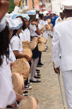 Saubara, Bahia, Brezilya - 3 Ağustos 2024: Marujada ve Cheganca kültür grubu üyeleri, Bahia 'nın Saubara kentinde düzenlenen geçit töreninde sahne alırken görüldü..