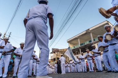 Saubara, Bahia, Brezilya - 3 Ağustos 2024: Brezilyalı firkateyn Marujada üyeleri Saubara, Bahia 'daki bir Chegancas toplantısında sahne alırken görüldü.