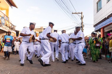 Saubara, Bahia, Brezilya - 3 Ağustos 2024: Brezilyalı firkateyn Marujada üyeleri Saubara, Bahia 'daki bir Chegancas toplantısında sahne alırken görüldü.