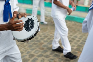 Saubara, Bahia, Brezilya - 3 Ağustos 2024: Tipik kıyafetler giymiş Marujada kültür grubu, Saubara, Bahia 'daki bir Chegancas toplantısında dans ederken, şarkı söylerken ve çalarken görülüyor.