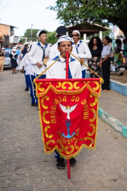 Saubara, Bahia, Brezilya - 3 Ağustos 2024: Karaktere bürünmüş bir grup Marujada, Bahia 'daki Saubara kentinde düzenlenen bir Chegancas toplantısında sahne alırken görüldü..