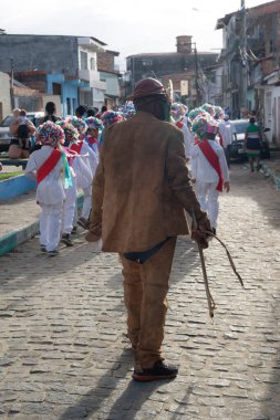 Saubara, Bahia, Brezilya - 3 Ağustos 2024: Tipik kıyafetler giymiş Marujada kültür grubu, Saubara, Bahia 'daki bir Chegancas toplantısında dans ederken, şarkı söylerken ve çalarken görülüyor.