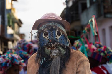 Saubara, Bahia, Brezilya - 3 Ağustos 2024: Tipik kıyafetler giymiş Marujada kültür grubu, Saubara, Bahia 'daki bir Chegancas toplantısında dans ederken, şarkı söylerken ve çalarken görülüyor.