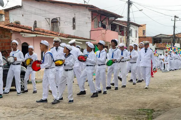 Salvador, Bahia, Brezilya - 3 Ağustos 2024: Cheganca ve Marujada kültür grubu üyeleri, Bahia 'nın Saubara kentinde düzenlenen geçit töreninde şarkı söyleyip dans ederken görüldü..