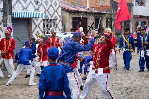 Saubara, Bahia, Brezilya - 3 Ağustos 2024: Bahia kentinin Saubara kentinde düzenlenen geçit töreninde Moors ve Hristiyanlar arasında bir kavga sahnelendiği görülüyor.