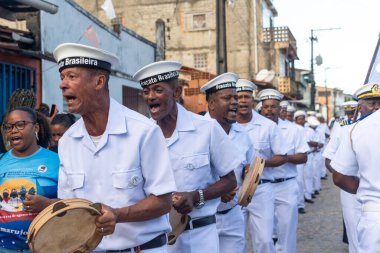 Saubara, Bahia, Brezilya - 3 Ağustos 2024: Kültür grubu Marujada Fragata Brasileira, Bahia 'daki Saubara kentinde düzenlenen bir Chegancas toplantısında geçit töreninde görülüyor..