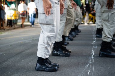 Salvador, Bahia, Brezilya - 07 Eylül 2024: Brezilya 'nın Bahia kentinde düzenlenen Bağımsızlık Günü kutlamaları sırasında askeri polis birlikleri yürüyüş yaparken görüldü.