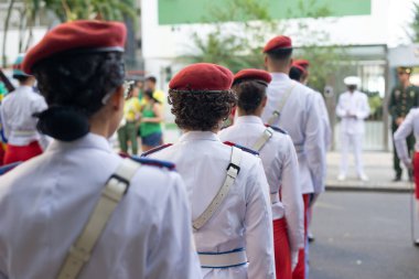 Salvador, Bahia, Brezilya - 07 Eylül 2024: Brezilya Bağımsızlık Günü kutlamaları sırasında askeri okuldan öğrenciler görülüyor. Bahia, Salvador şehri..