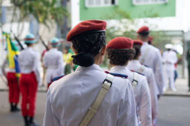 Salvador, Bahia, Brezilya - 07 Eylül 2024: Brezilya 'nın Bahia kentinde düzenlenen Brezilya Bağımsızlık Günü kutlamaları sırasında askeri okul öğrencileri oluşum halinde görüldü.