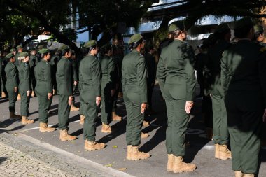 Salvador, Bahia, Brezilya - 07 Eylül 2024: Brezilya Bağımsızlık Günü 'nde ordu askerleri ayakta görülüyor. Bahia, Salvador şehri..