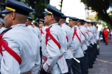 Salvador, Bahia, Brezilya - 07 Eylül 2024: Brezilya 'nın Bahia kentinde düzenlenen Bağımsızlık Günü kutlamaları sırasında askeri polis birlikleri yürüyüş yaparken görüldü.