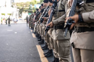 Salvador, Bahia, Brezilya - 07 Eylül 2024: Brezilya 'nın Bahia kentinde düzenlenen Bağımsızlık Günü kutlamaları sırasında askeri polis birlikleri yürüyüş yaparken görüldü.
