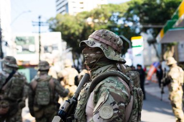 Salvador, Bahia, Brezilya - 07 Eylül 2024: Brezilya 'nın Salvador kentinde düzenlenen Brezilya Bağımsızlık Günü kutlamaları sırasında Bahia Askeri Polisi' nin askerleri oluşurken görüldü..