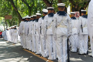 Salvador, Bahia, Brezilya - 07 Eylül 2024: Brezilya 'nın Bahia kentindeki Salvador kentindeki bağımsızlık kutlamaları sırasında donanma askerlerinin hareketsiz durduğu görüldü.