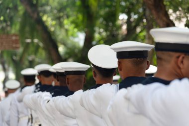 Salvador, Bahia, Brezilya - 07 Eylül 2024: Brezilya 'nın Bahia kentindeki Salvador kentinde düzenlenen bağımsızlık kutlamaları sırasında donanma personeli görev başında görüldü..