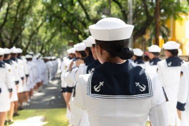 Salvador, Bahia, Brezilya - 07 Eylül 2024: Brezilya 'nın Bahia kentindeki Salvador kentinde düzenlenen törende kadın donanma askerleri görülüyor.