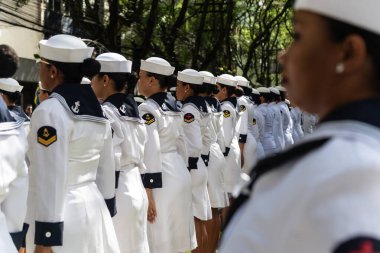 Salvador, Bahia, Brezilya - 07 Eylül 2024: Brezilya 'nın Bahia kentindeki Salvador kentindeki bağımsızlık kutlamaları sırasında donanma askerlerinin hareketsiz durduğu görüldü.