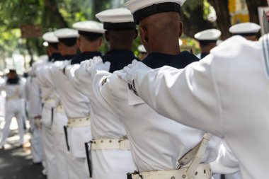 Salvador, Bahia, Brezilya - 07 Eylül 2024: Brezilya 'nın Bahia kentindeki Salvador kentindeki bağımsızlık kutlamaları sırasında donanma askerlerinin hareketsiz durduğu görüldü.