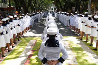 Salvador, Bahia, Brezilya - 07 Eylül 2024: Brezilya 'nın Bahia kentindeki Salvador şehrinde düzenlenen geçit töreninde donanma askerleri görüldü.