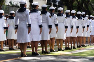 Salvador, Bahia, Brezilya - 07 Eylül 2024: Brezilya 'nın Bahia kentindeki Salvador kentinde düzenlenen bağımsızlık kutlamaları sırasında donanma personeli görev başında görüldü..