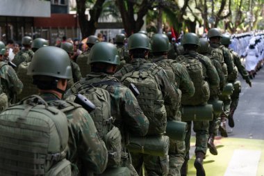 Salvador, Bahia, Brezilya - 07 Eylül 2024: Ordu askerleri Brezilya 'nın Bahia kentindeki Salvador kentinde düzenlenen bağımsızlık kutlamalarında yürürken görüldü.
