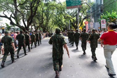 Salvador, Bahia, Brezilya - 07 Eylül 2024: Brezilya 'nın Bahia kentindeki Salvador kentindeki bağımsızlık kutlamaları sırasında ordu birlikleri yürüyüş yaparken görüldü.