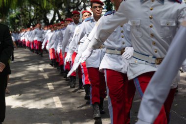 Salvador, Bahia, Brezilya - 07 Eylül 2024: Askeri okuldan öğrenciler, Brezilya 'nın Salvador, Bahia kentinde bağımsızlık kutlamaları için geçit töreni yapıyorlar.