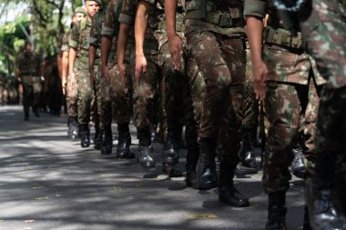 Salvador, Bahia, Brezilya - 07 Eylül 2024: Ordu askerleri Brezilya 'nın Bahia kentindeki Salvador kentinde düzenlenen bağımsızlık kutlamalarında yürürken görüldü.