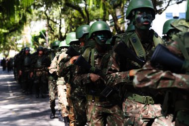 Salvador, Bahia, Brezilya - 07 Eylül 2024: Ordu askerleri Brezilya 'nın Bahia kentindeki Salvador kentinde düzenlenen bağımsızlık kutlamalarında yürürken görüldü.