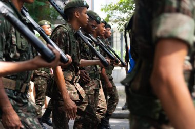 Salvador, Bahia, Brezilya - 07 Eylül 2024: Brezilya 'nın Bahia kentindeki Salvador kentindeki bağımsızlık kutlamaları sırasında ordu birlikleri yürüyüş yaparken görüldü.