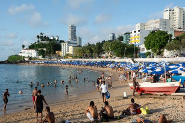 Salvador, Bahia, Brezilya - 14 Eylül 2024: Bahia 'nın Salvador kentinde bir bahar günü Porto da Barra' nın turistik plajını görmek.
