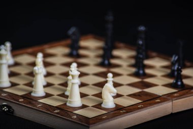 Siyah ve beyaz satranç takımı izole edilmiş satranç taşı kral, kız, fil, at, kale, siyah arka planda piyon. İş, rekabet, strateji, karar kavramı.