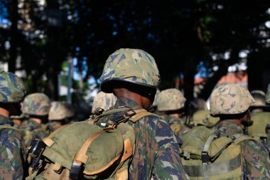 Brezilya 'nın Bağımsızlık Günü kutlamaları sırasında ordu askerleri ayakta görülüyor. Bahia, Salvador şehri..