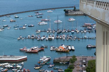 Salvador, Bahia, Brezilya - 12 Ekim 2024: Salvador, Bahia 'daki tüm azizler körfezindeki deniz ve liman manzarası.