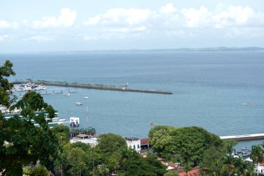 Salvador, Bahia, Brezilya - 12 Ekim 2024: Salvador, Bahia 'daki tüm azizler körfezindeki deniz ve liman manzarası.