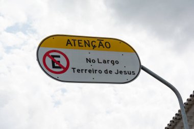 Salvador, Bahia, Brezilya - 12 Ekim 2024: Largo Terreiro de Jesus 'da park etmenin yasak olduğunu bildiren imza. Salvador, Bahia 'nın tarihi merkezi..