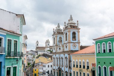 Salvador, Bahia, Brezilya - 12 Ekim 2024: Pelourinho 'daki eski sömürge evleri, tarihi Salvador, Bahia kentinin merkezi.